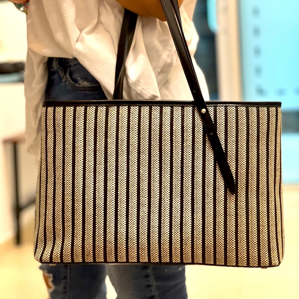 NWOT Zara Bag Size is Large come with a little pouch